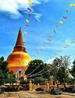Große Pagode mit thailändischer Flagge und blauem Himmelshintergrund. Antike Architektur und Außengestaltung. foto