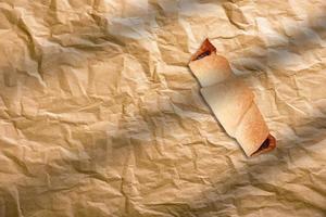 frische hausgemachte Croissants auf Backpapier. französisches bäckereikonzept foto