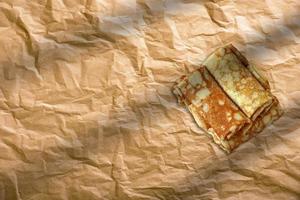 frische hausgemachte Rollpfannkuchen mit Erdbeermarmelade auf Backpapier. französisches bäckereikonzept. foto