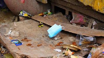 OP-Masken im Straßenmüll foto