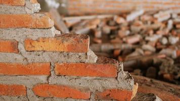 Nahaufnahme der Trümmer eines Industriegebäudes, die in einen Haufen Beton und Ziegel einstürzen. und die gezackten Trümmer, die durch das Versagen der Ingenieure bei der verlassenen Konstruktion verursacht wurden. foto