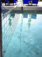 Detail des Volleyballnetzes über blauem Wasser, selektiver Fokus foto
