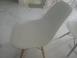 moderner weißer Stuhl auf Marmorboden foto