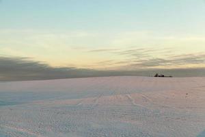 Schneeverwehungen im Winter foto