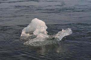 einzigartige Eisscholle in den eisigen Gewässern Islands foto