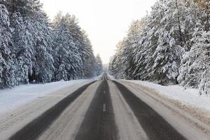 Asphaltstraße im Winter foto