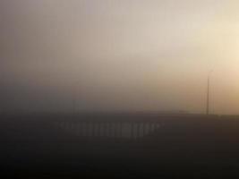 Brücke im Nebel foto