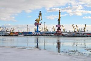 festgemachte Schiffe und Hafenkräne im Hafen foto