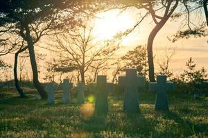 Steinkreuze bei Sonnenuntergang auf dem deutschen Soldatenfriedhof, Europa foto