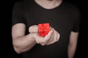 rote geschenkbox in der hand auf st. Valentinstag foto