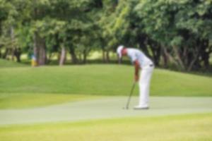 Mann spielt Golf auf dem Golfplatz. foto