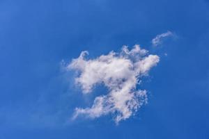 weiße Wolken gegen blauen Himmel. foto