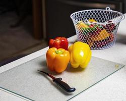 bunte paprikaschoten fertig zum schneiden foto