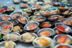 chinesisches essen dim sum auf selbstbedienungsbusket-tabletthintergrund. Tradition Dimsum ist lokales Essen in Songkhla, Südthailand. foto