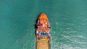 luftbild auf dem frachtschiff, das container trägt und für den export des frachthofhafens zum internationalen zollozean läuft. Konzept des Technologietransports, Zollabfertigung, Webinar-Banner. foto