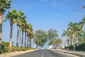 Miami Beach in der Nähe von Chalatat Beach im Songkhla Park, Thailand. schönes wahrzeichen von songkhla mit kokospalmbaum und straßenweg. foto