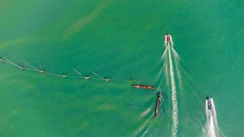 luftaufnahme des fischerdocks, an dem viele schiffe für den transport von meeresfrüchten und vorräten auf der insel songkhla, thailand, ankern foto