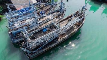 luftaufnahme des fischerdocks, an dem viele schiffe für den transport von meeresfrüchten und vorräten auf der insel songkhla, thailand, ankern foto
