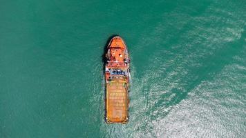 luftbild auf dem frachtschiff, das container trägt und für den export des frachthofhafens zum internationalen zollozean läuft. Konzept des Technologietransports, Zollabfertigung, Webinar-Banner. foto