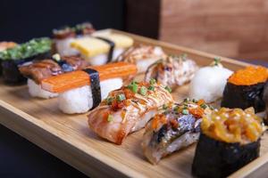 Japanisches Sushi-Set, Sushi-Nigiri-Brötchen und Sashimi, serviert auf der Speisekarte des japanischen Restaurants