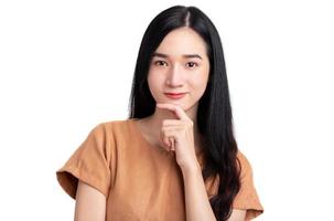 Porträt einer schönen jungen asiatischen Frau, die ernst und selbstbewusst mit sauberer, frischer weißer Haut steht, die auf weißem Hintergrund isoliert ist foto