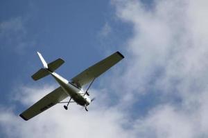 ein Kampfjet, der durch einen bewölkten blauen Himmel fliegt foto