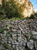 eine steinmauer in aggtelek foto