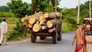 Holz zerkleinern auf dem Traktor foto