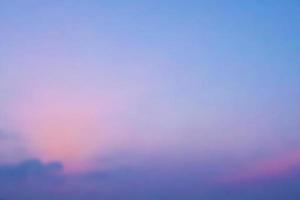 bewölkter blauer himmel abstrakter hintergrund. naturlandschaftshintergrund mit blauem himmel und flauschigen weißen realistischen wolken. Vektor-Illustration. foto