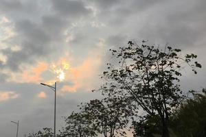 Himmel mit Wolken und Sonne. schwarze Wolken. Regenwolken am Himmel foto