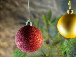 rote Weihnachtskugel auf dem Hintergrund von Tannenzweigen. Weihnachtsdekoration foto