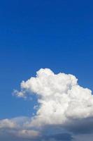 blauer Himmel mit Wolken foto