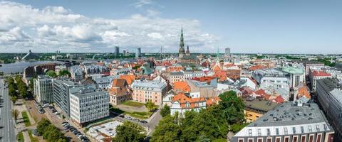 luftaufnahme des zentrums von riga in lettland. foto