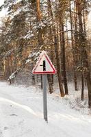 Winterzeit Straßenhauptschild foto