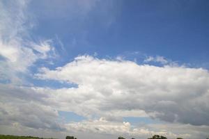 schöner blauer Himmel mit natürlicher Hintergrundansicht der weißen Wolke foto
