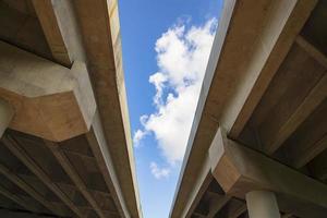 Richtung Himmel Blick auf die Bhanga-Kreuzung die Autobahnbrücke in Dhaka-Bangladesch foto