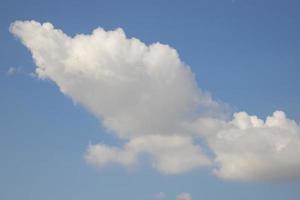 schöner blauer Himmel mit natürlicher Hintergrundansicht der weißen Wolke foto