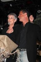 los angeles, 30. oktober - jamie lee curtis, malek akkad bei der scare foundation halloween launchbenefit im conga room, la live am 30. oktober 2011 in los angeles, ca foto