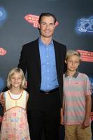 los angeles, 23. juni - tochter, erik von detten, sohn beim 100. dcom adventures in babysitting la premiere screening in der directors guild of america am 23. juni 2016 in los angeles, ca foto