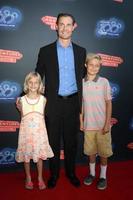 los angeles, 23. juni - tochter, erik von detten, sohn beim 100. dcom adventures in babysitting la premiere screening in der directors guild of america am 23. juni 2016 in los angeles, ca foto