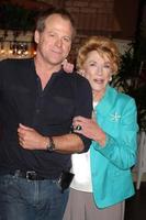 los angeles, 24. märz - kin shriner, jeanne cooper bei der jungen und unruhigen presseparty zum 38. jahrestag am set in cbs tv city am 24. märz 2011 in los angeles, ca foto