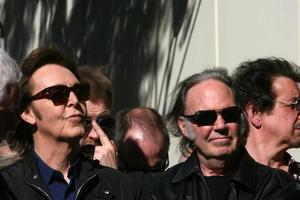 los angeles, 9. feb - paul mccartney, neil young bei der hollywood walk of fame zeremonie für paul mccartney im capital record building am 9. februar 2012 in los angeles, ca foto