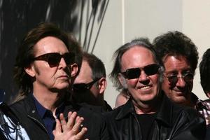 los angeles, 9. feb - paul mccartney, neil young bei der hollywood walk of fame zeremonie für paul mccartney im capital record building am 9. februar 2012 in los angeles, ca foto