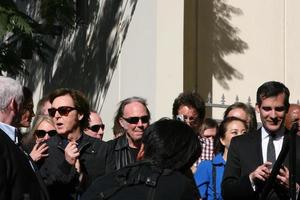 los angeles, 9. feb - paul mccartney, neil young bei der hollywood walk of fame zeremonie für paul mccartney im capital record building am 9. februar 2012 in los angeles, ca foto