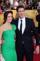 los angeles, 29. jan - emily blunt und john krasinski kommen am 29. januar 2012 in los angeles, ca., zu den 18. alljährlichen preisen der bildschirmschauspielergilde im shrine auditorium foto