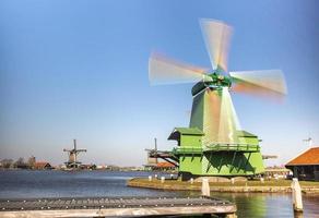 alte holländische mühlen in bewegung in der stadt amsterdam foto