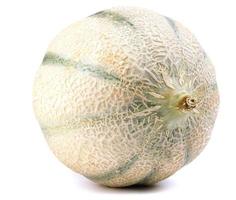 Die Melone der Cantaloupe-Melone ist auf einem weißen Hintergrund isoliert. eine Seitenansicht. foto