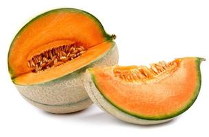 Reife köstliche Melone und ein Stück Melone sind auf einem weißen Hintergrund isoliert. foto