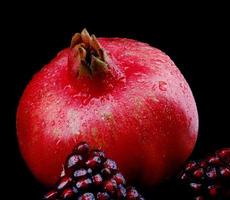 reifer leckerer Granatapfel auf schwarzem Hintergrund. auf schwarzem Hintergrund isolieren. foto