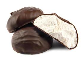 Marshmallows in Schokolade sind auf einem weißen Hintergrund isoliert. foto